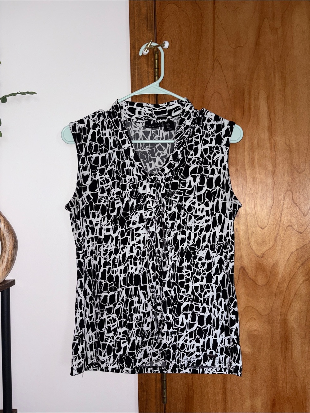 Tahari Black and White Abstract Sleeveless V-Neck Camisole